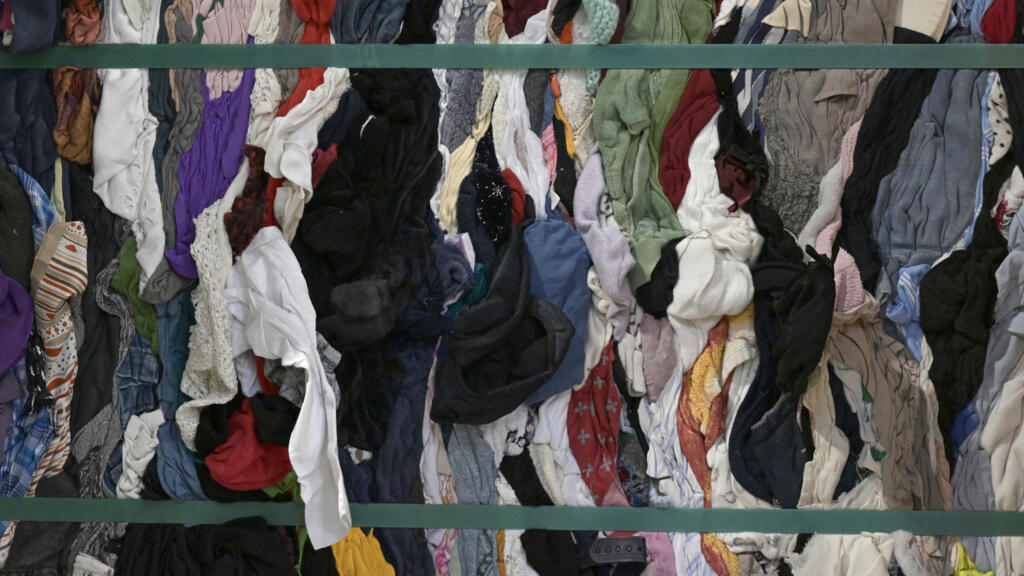 En France, les associations de seconde-main croulent sous les vêtements usagés