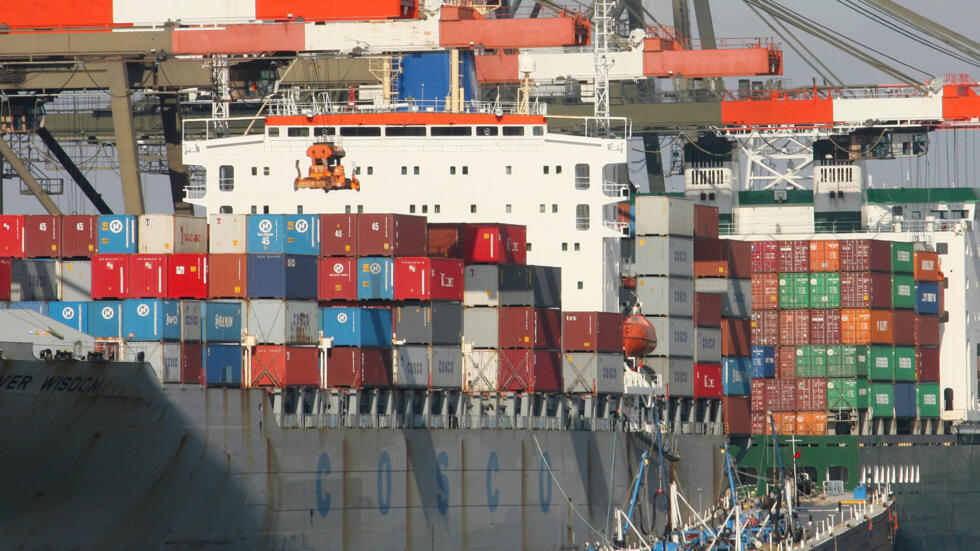 Một tàu container của tập đoàn Trung Quốc COSCO, trụ sở tại Bắc Kinh, đang dỡ hàng tại cảng Newark ở Newark, bang New Jersey, Mỹ, ngày 20/03/2006.  