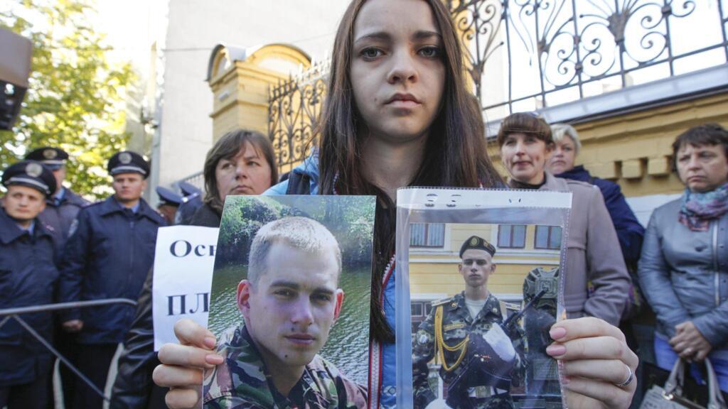 A Kiev, le 10 octobre, cette jeune femme brandit la photo de son frère, soldat ukrainien, capturé par les séparatistes pro-russes.
