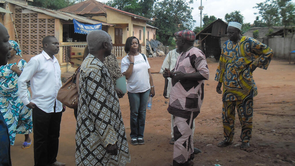 Ndaya Beltchika (au centre) échange avec des habitants.