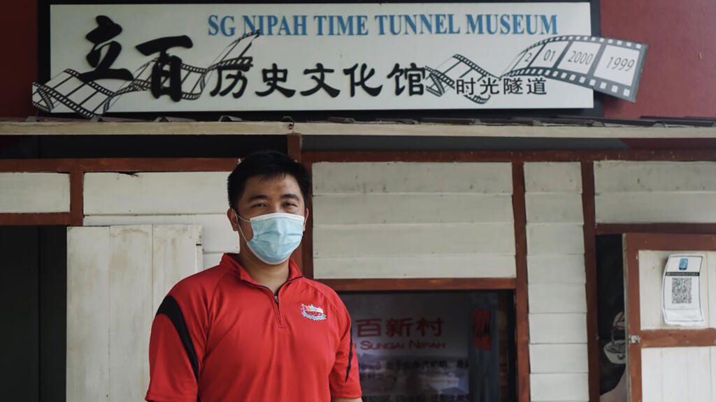 JC, rescapé du virus Nipah devant le musée qu'il a contribué à créer.