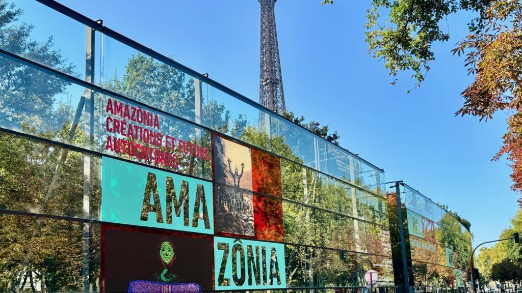 Fachada do museu do Quai Branly, em Paris, exibe chamada para mostra "Amazônia", em Paris, em 29 de setembro de 2025.