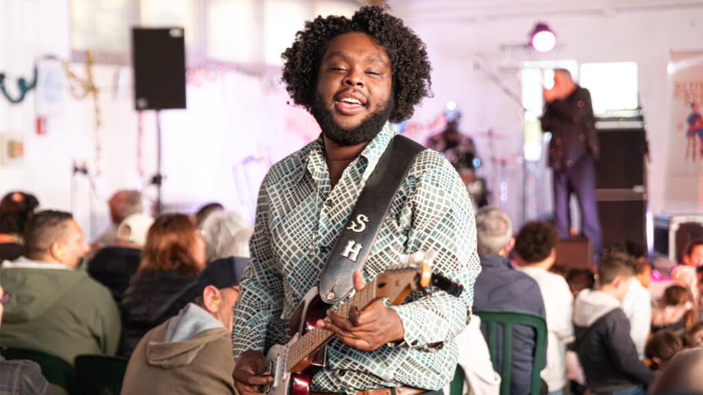 Stephen Hull fend la foule au Centre Emmaüs de Follainville-Dennemont.