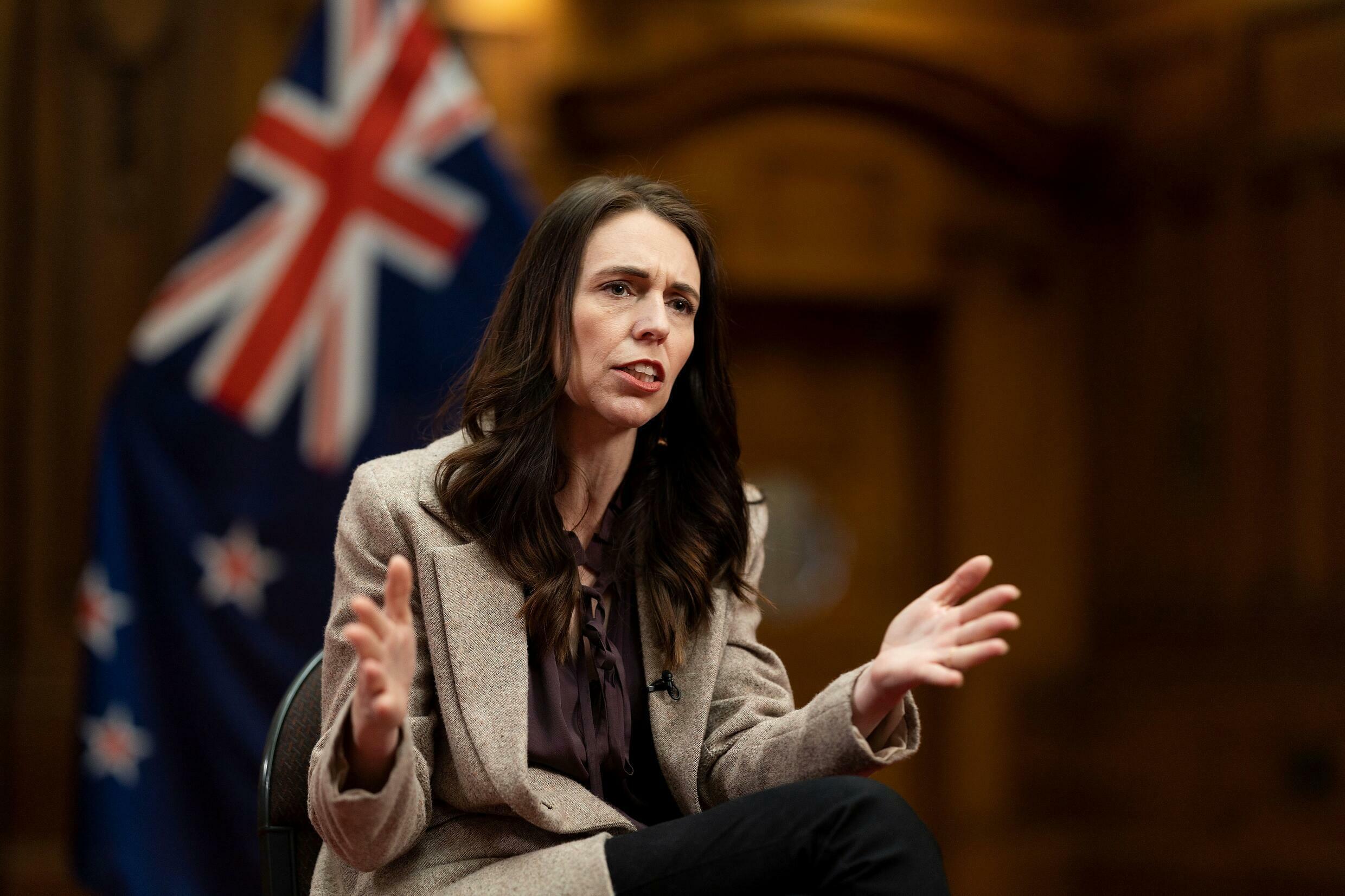 La primera ministra de Nueva Zelanda, Jacinda Ardern, habla con un periodista sobre el cambio climático el 4 de noviembre de 2021 en Wellington