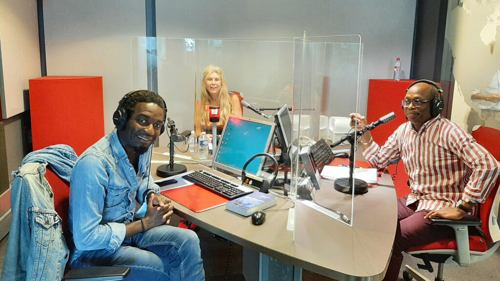 Marc Alexandre Oho Bambe dit Capitaine Alexandre, Myriam Guilhot et Éric Amiens, en studio à RFI.