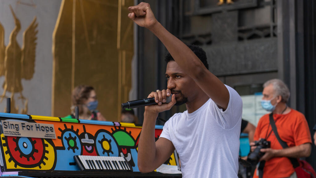 Le musicien Jon Batiste s'adresse à la foule, pendant un concert "We Are", à New York, le 19 juin 2020.