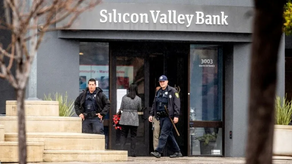Les autorités américaines ont mis aux enchères la banque en faillite Silicon Valley Bank (SVB) avec l'objectif de trouver un repreneur avant l'ouverture des marchés asiatiques
le 13 mars 2023.