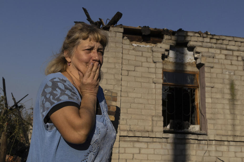 Septembre 2023, Olena Kononenko, 61 ans, effondrée après qu'une roquette russe est tombée sur sa maison dans la région de Donetsk.