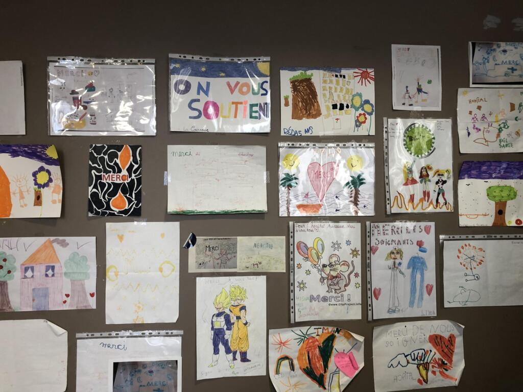 Dessins et messages adressés à l'équipe soignante du service de réanimation médico-chirurgicale de l’hôpital Avicenne durant la première vague de Covid-19.