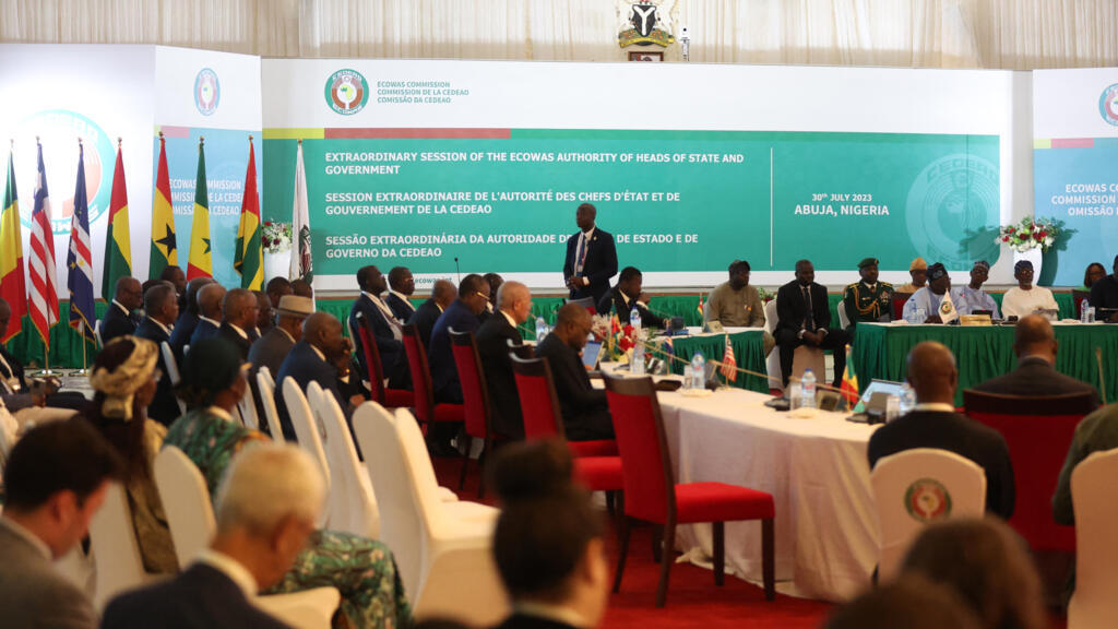 Les présidents membres de la Cédéao réunis lors d'une session extraordinaire à Abuja, après le coup d'État au Niger, le 30 juillet 2023.