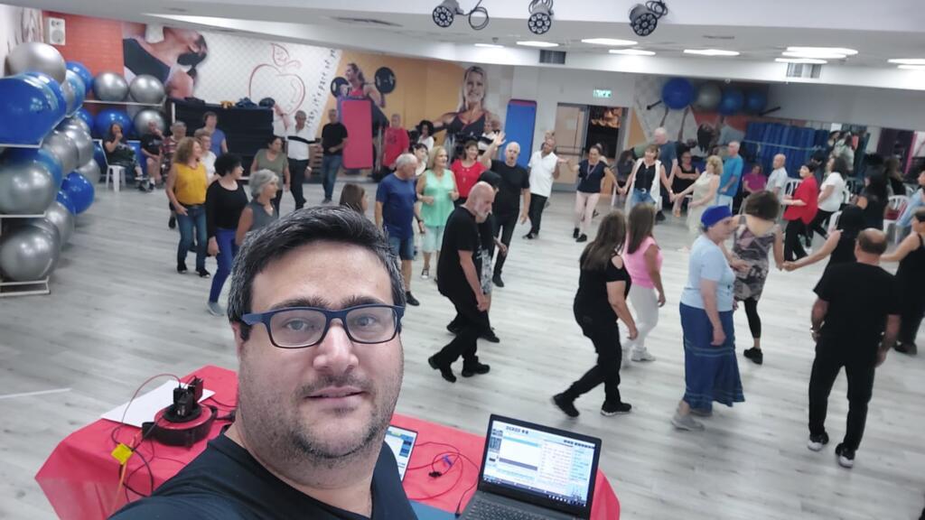 O brasileiro André Luiz Schor dá aula de dança folclórica israelense