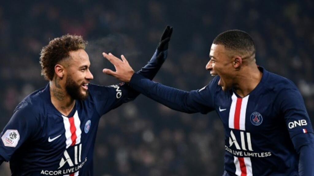 Les attaquants du PSG Neymar et Kylian Mbappé se congratulent après un but contre Nantes, le 4 décembre 2019 au Parc des Princes.