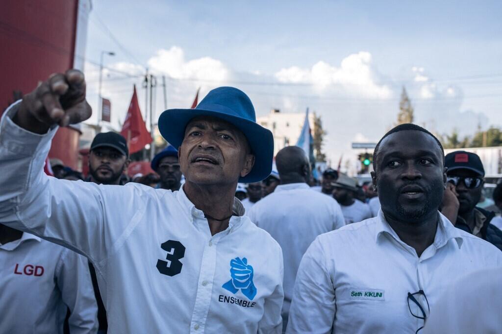 Moïse Katumbi mwanasiasa wa upinzani nchini DRC ( Mwenye kofia) akiwa na mwenzake  Seth Kikuni