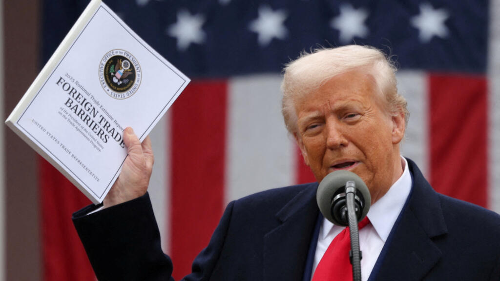 Le président américain Donald Trump brandit un document sur les barrières au commerce extérieur, lors d'une présentation dans la roseraie de la Maison-Blanche à Washington D.C., aux États-Unis, le 2 avril 2025.