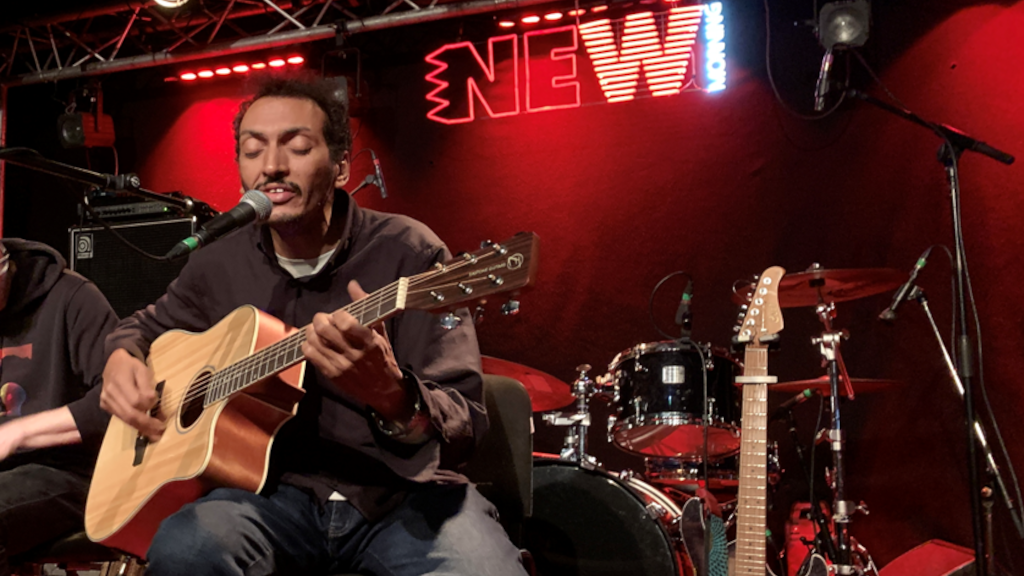 Le Nigérien Bombino, virtuose de la six cordes, avant son concert, ce samedi 27 janvier 2024 au New Morning à Paris.