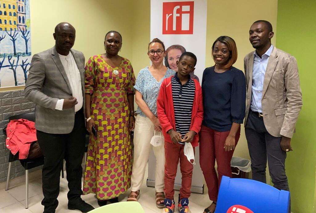 Émission enregistrée à l'hôpital de Monkole à Kinshasa. De gauche à droite : Dr Ange Christian Ngondé, Yvette Ompeta, Caroline Paré, Lévi, Nancy Madingo et le Dr Bobo Kitenge