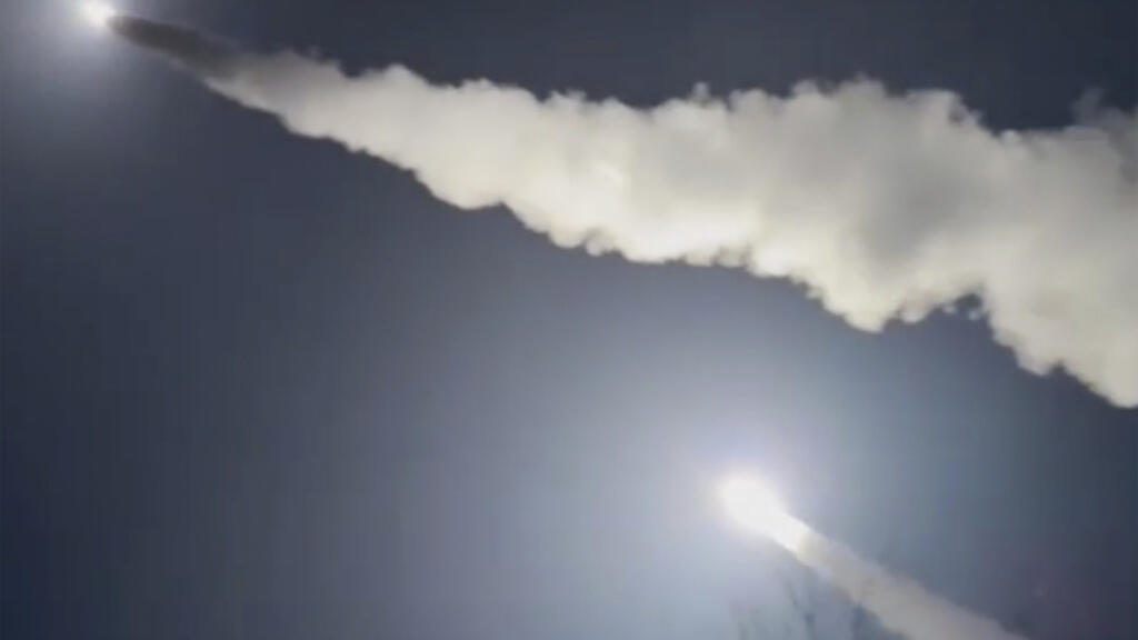 Cette image est tirée d'une vidéo publiée par une chaîne Telegram affiliée à l'armée ukrainienne le mardi 19 novembre 2024. La chaîne dit qu'elle montre des missiles ATACMS fournis par les États-Unis en train d'être tirés d'un endroit non divulgué en Ukraine. L'Associated Press n'est pas en mesure de vérifier de manière indépendante la date et le lieu où la vidéo a été filmée (Lachen Pyshe Telegram via AP).