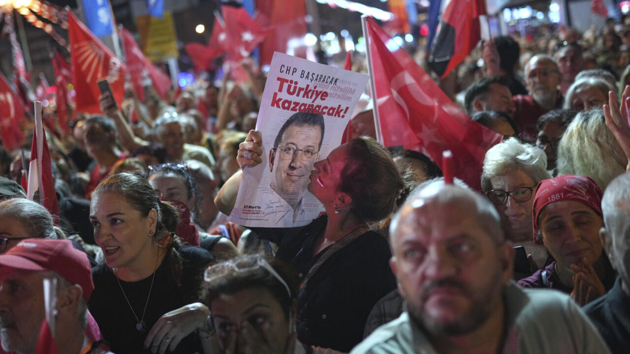 Turquie: accusé d'avoir usurpé son diplôme, l'opposant Ekrem Imamoglu dénonce un procès politique