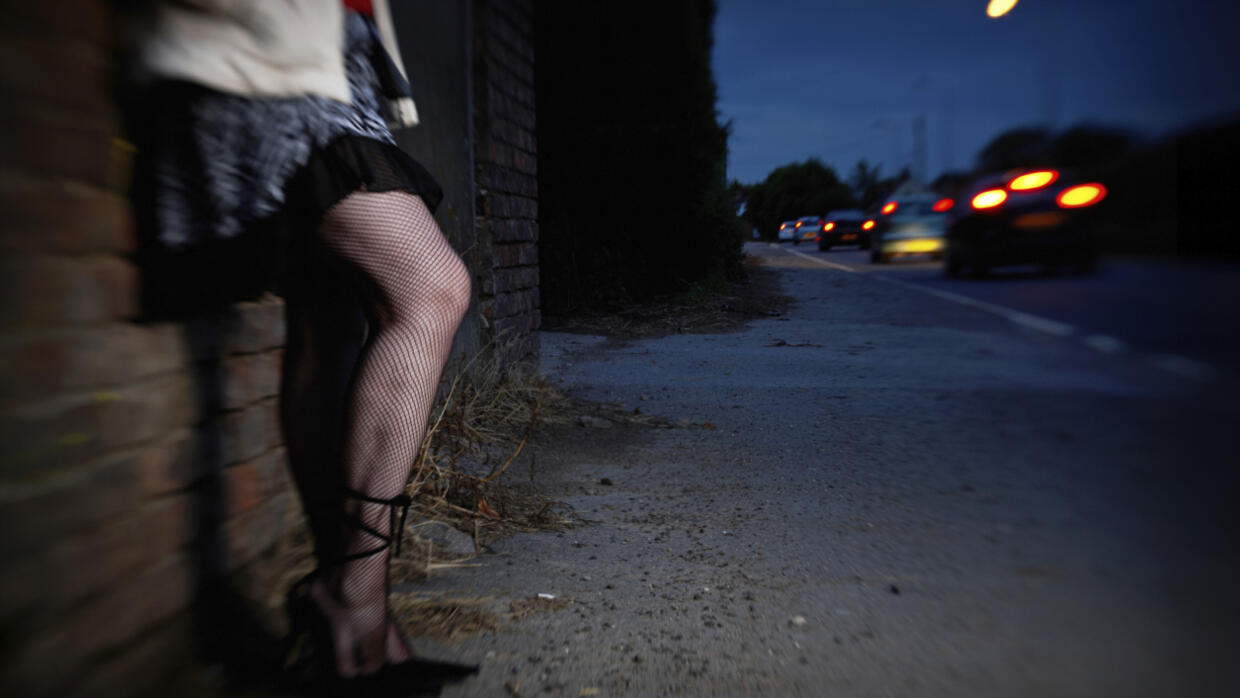 Esquecidas pelo #MeToo, prostitutas protestam na França contra ...