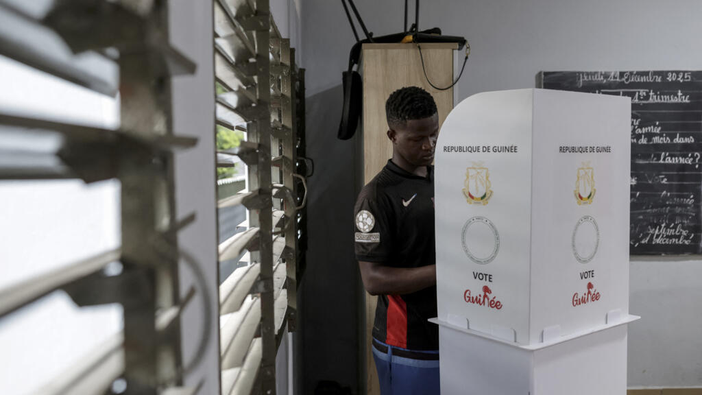 Présidentielle en Guinée: un vote globalement dans le calme, à la mi-journée