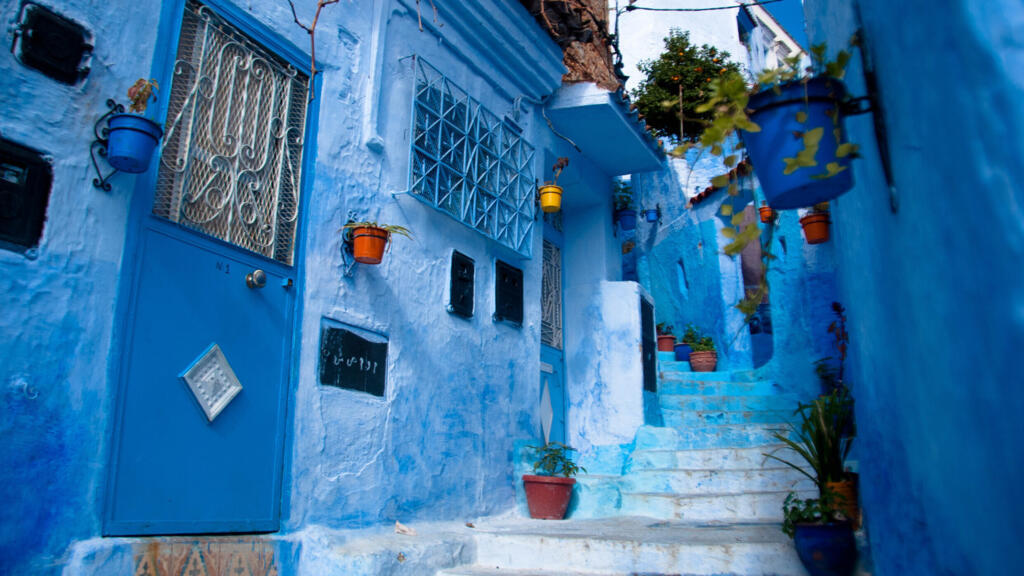 Chefchaouen est une ville située dans les montagnes du Rif, au nord-ouest du Maroc. Elle est réputée pour les bâtiments remarquables de différents tons de bleu délavé de sa vieille ville.