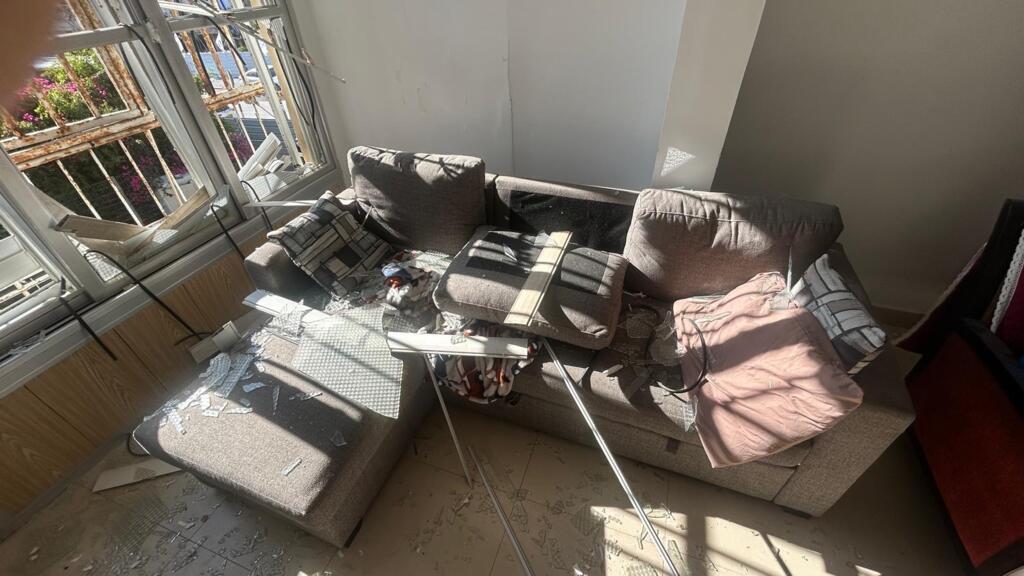 A brasileira Sarah Salomao Neta, cozinheira e guia de turismo, mora sozinha em Bat Yam, cidade que faz parte da região metropolitana de Tel Aviv. A casa dela foi destruída por um míssil iraniano que atingiu o prédio em frente.