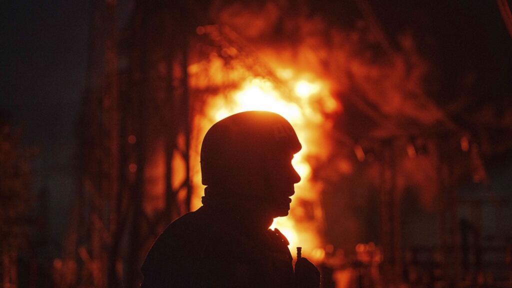 Un secouriste devant l'incendie d'une station électrique en feu touchée par un bombardement russe dans la région de Dnipropetrovsk, en Ukraine, le lundi 2 septembre 2024.