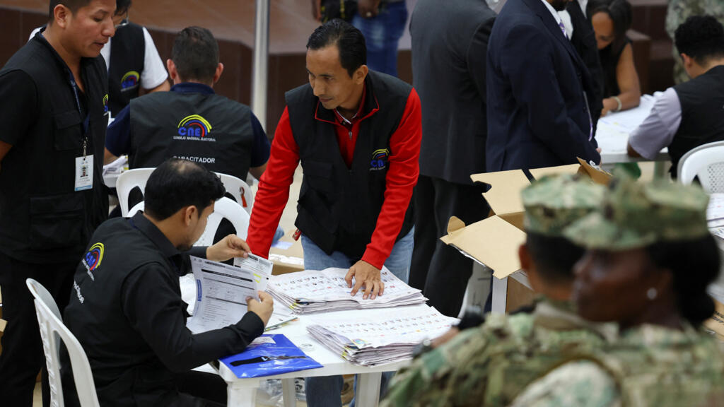 Noboa lidera apuração das eleições presidenciais no Equador