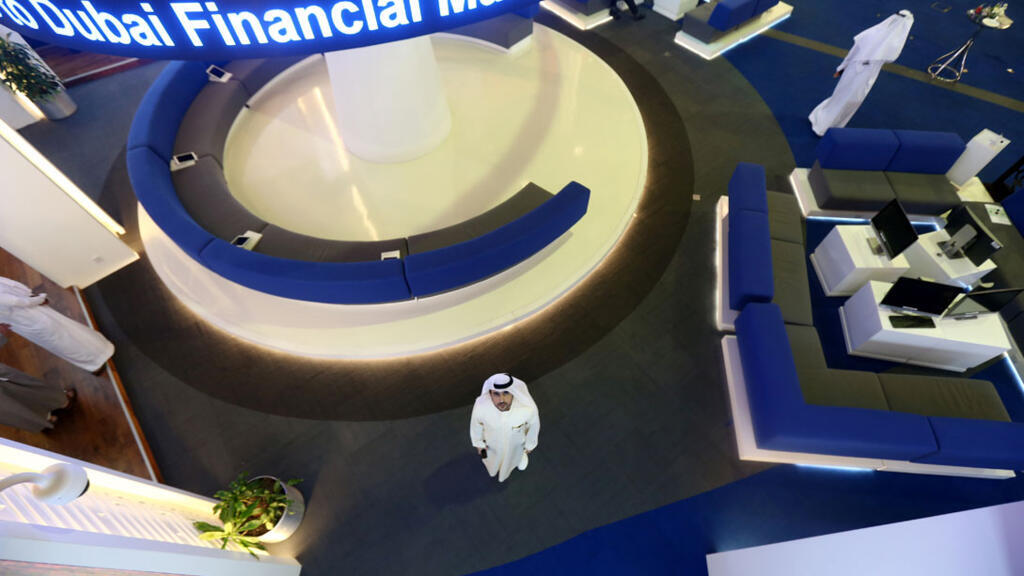 Un investisseur regarde l'écran du marché financier international de Dubaï à Dubaï, Émirats arabes unis le 9 mars 2020.