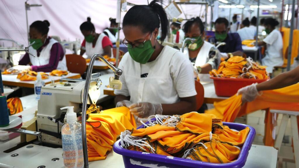 Dans cette usine spécialisée dans la confection de vêtements pour les maisons de haute-couture internationales, une partie des commandes ont été mises en attente pour libérer des chaînes de production pour la fabrication de masques de protection.