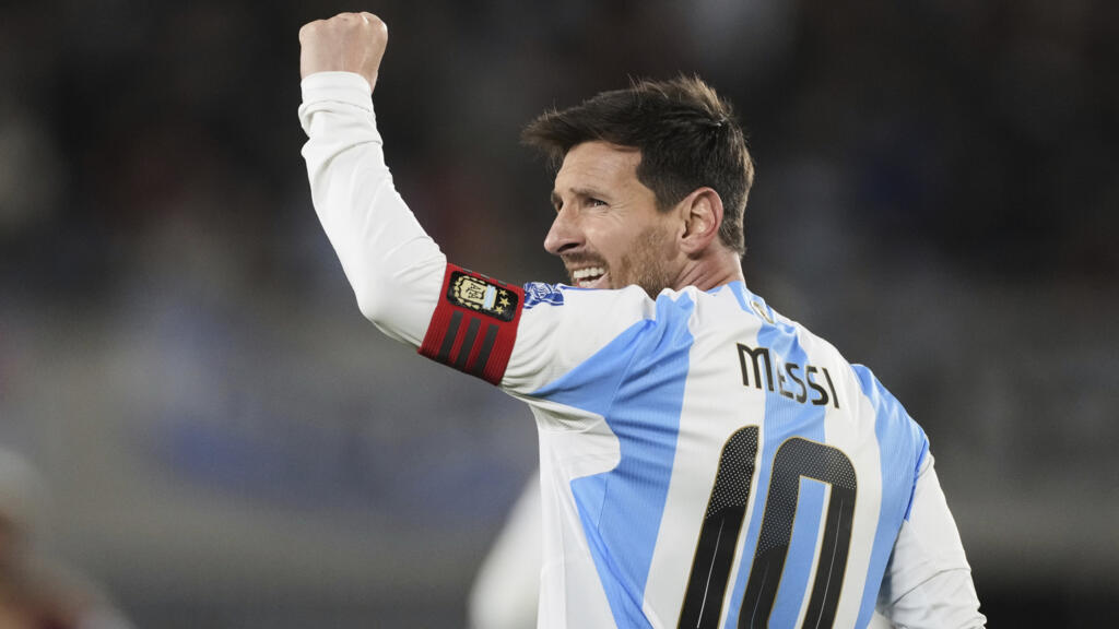L'Argentin Lionel Messi célèbre le troisième but de son équipe contre le Venezuela lors d'un match de qualification pour la Coupe du monde 2026 au stade Monumental de Buenos Aires, en Argentine, le jeudi 4 septembre 2025.