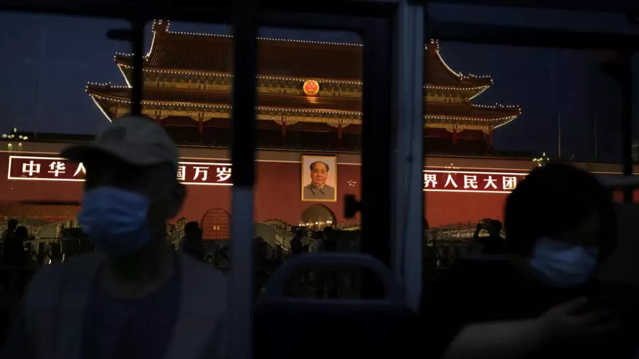 天安门广场，6月3日晚。31年前的今天，中国军队向徒手的学生开枪，一场骇人听闻的大屠杀就在这里发生。