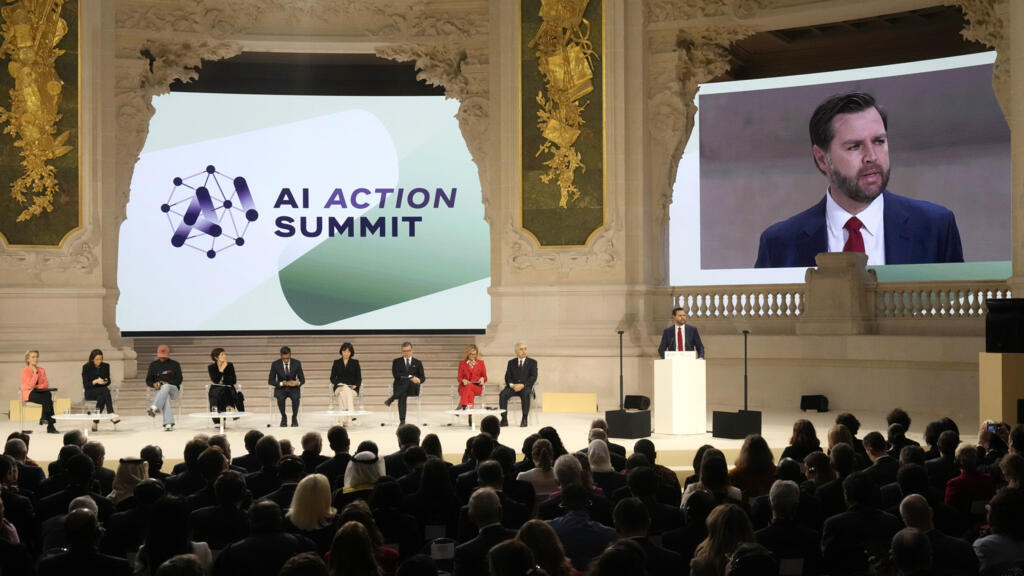 Le vice-président américain s'exprime lors du sommet de Paris sur l'IA au Grand Palais, le 11 février 2025.