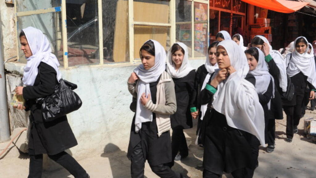 Jeunes filles en uniforme sur le chemin de l'école, à Kaboul (photo datée d'octobre 2011).