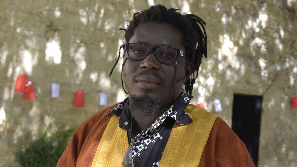 Aristide Tarnagda lors de la lecture de son texte « Sank ou la patience des morts », dans le cadre de « Ça va, ça va le monde ! », organisé par RFI au Festival d’Avignon.