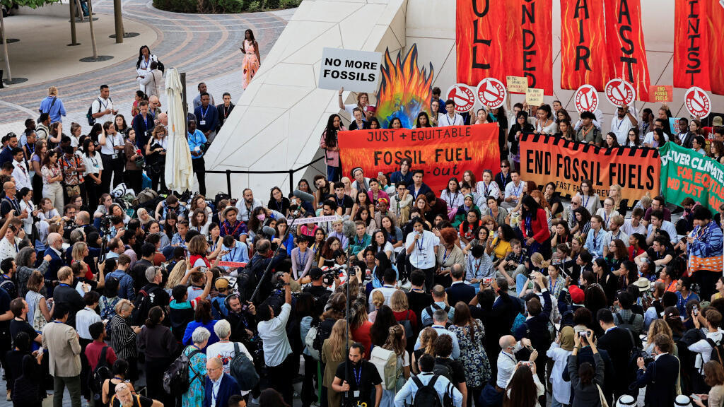 Les militants du climat protestent contre les combustibles fossiles lors des dernières étapes de la Conférence des Nations Unies sur les changements climatiques (COP28), à Dubaï, aux Émirats arabes Unis, le 12 décembre 2023.