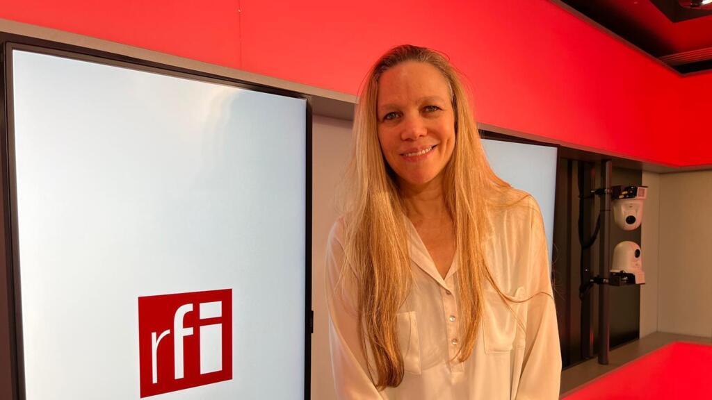 A documentarista Sandra Kogut no estúdio 21 da RFI.