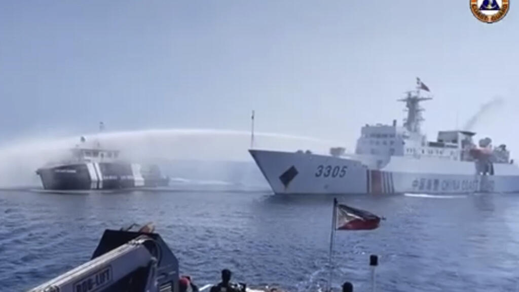 Ảnh minh họa : Tàu Hải cảnh của Trung Quốc dùng vòi rồng uy hiếp  tàu Philippines, trong một lần tiến vào bãi cạn Scarborough, ngày 09/12/2023.