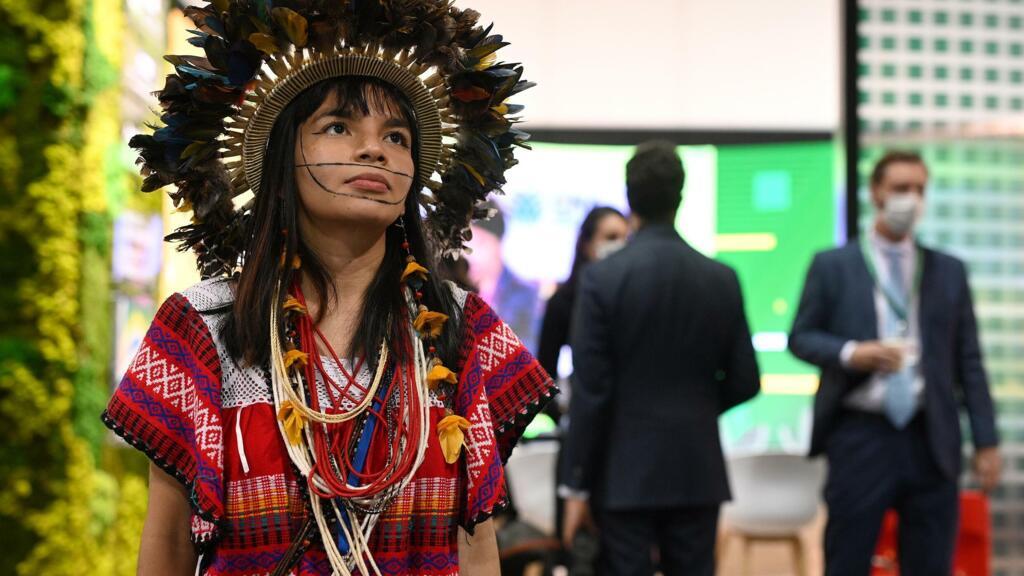 Depois de fazer um discurso na plenária da COP26, Txai Surui visitou o pavilhão oficial do Brasil no evento e foi hostilizada por um integrante da delegação brasileira. (01/11/2021)