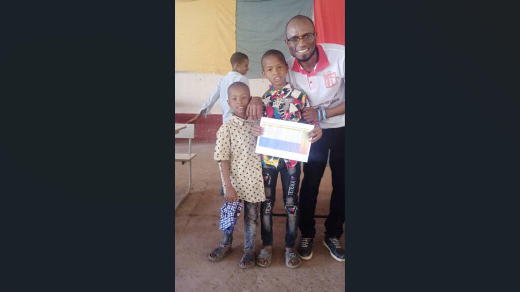Un champion (au centre), son jeune frère (à gauche) et Safoulaye Mamadou Diallo.