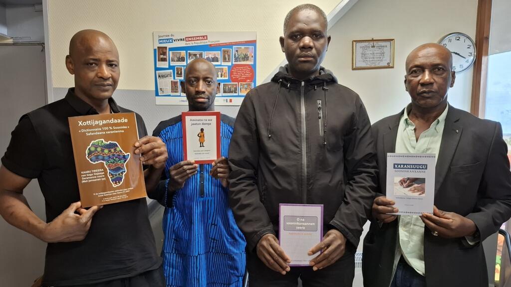 El hadj Gilenu Ndiaye (droite) et certains de ses élèves.