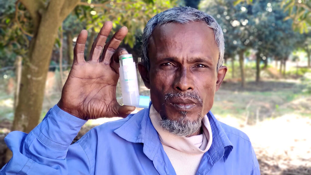 Fazlul Karim a travaillé dans les chantiers de Chittagong pendant 30 ans. Il a perdu 40% de ses capacités respiratoires à cause des poussières d’amiante qu’il a respirées. Il ne survit que grâce à ces médicaments.