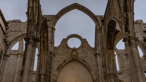Le couvent des Carmes, qui domine le quartier du Rossio, était l'un des plus grands édifices gothiques de Lisbonne. Détruit en 1755, il fut en partie consolidé mais laissé à l'état de ruines.