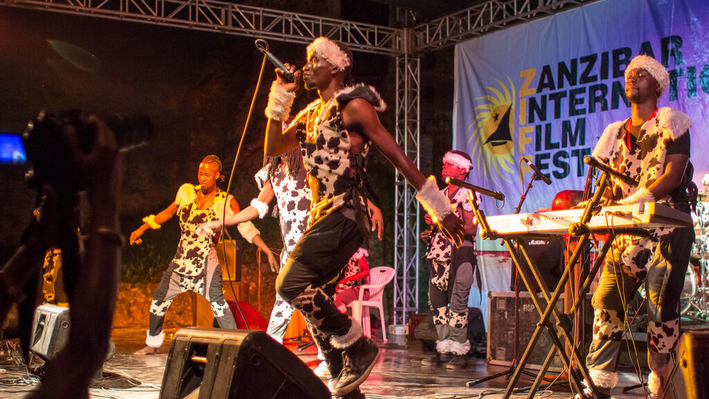 Cocodo African Music Band wakifanya Onyesho kwenye Tamasha la Sauti za Busara Zanzibar