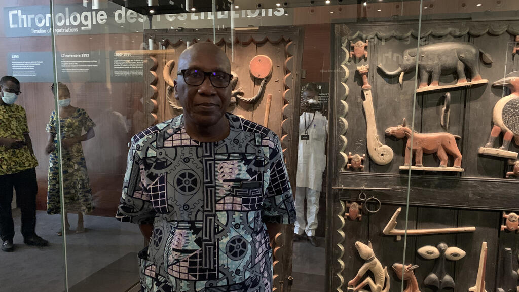 Alain Godonou, devant les portes du palais d'Abomey.