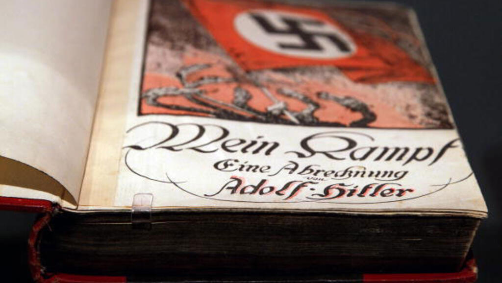 Un exemplaire de Mein Kampf, présenté ici lors d'une exposition à Berlin en 2010.