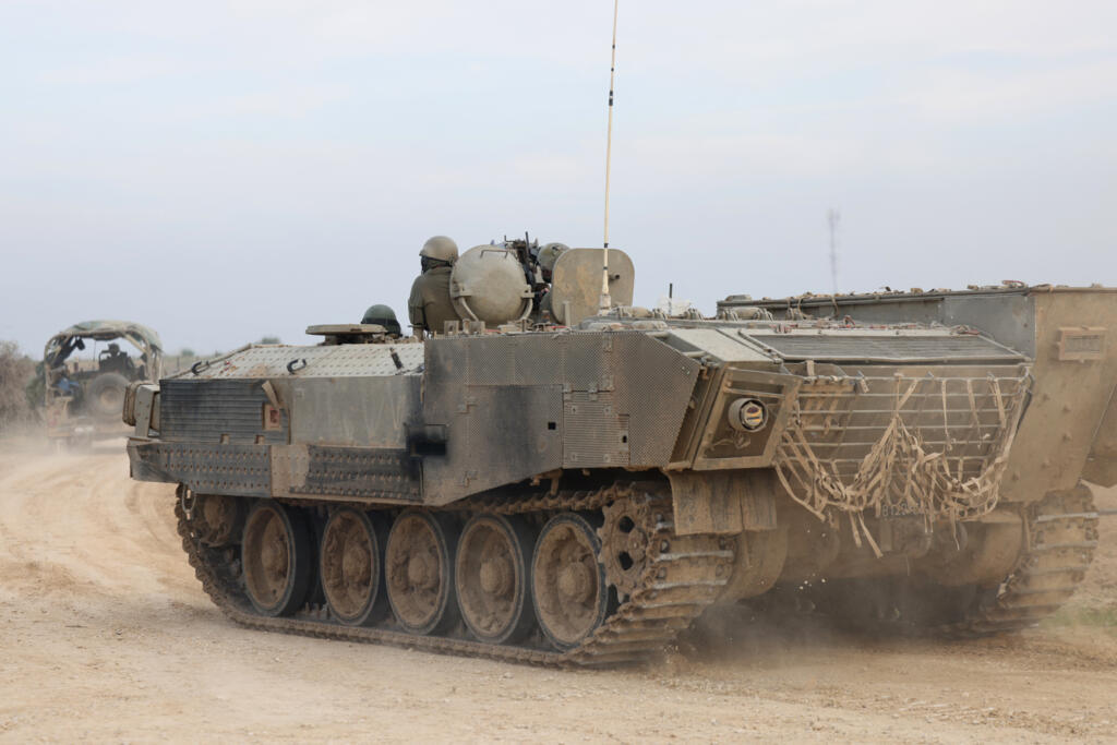 Un véhicule de l'armée israélienne en action près de la frontière avec la bande de Gaza, le 20 décembre 2023.