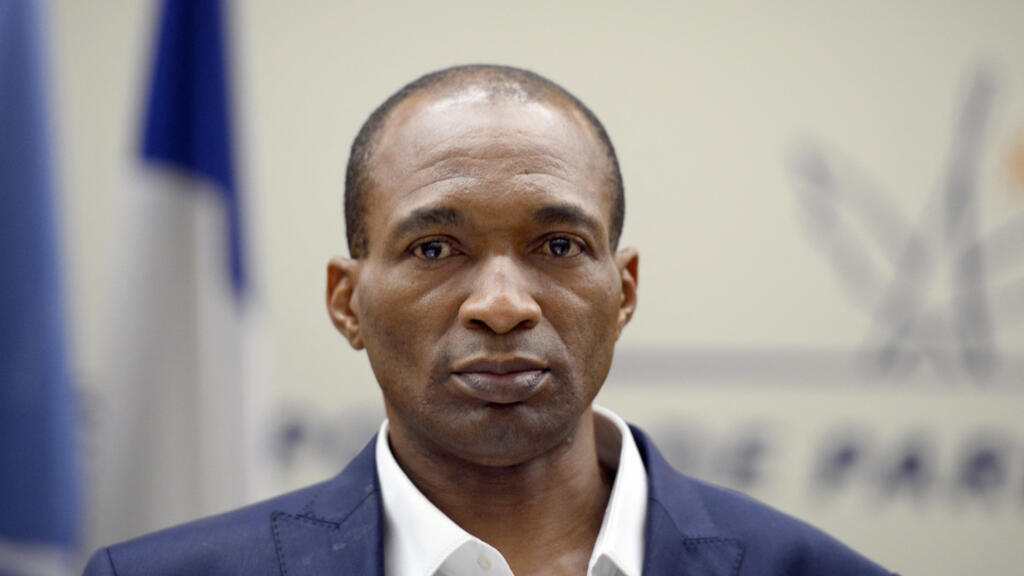Le Français Michel Thierry Atangana, emprisonné depuis 1997 au Cameroun, arrive à l'aéroport de Roissy, près de Paris, le 28 février 2014.
