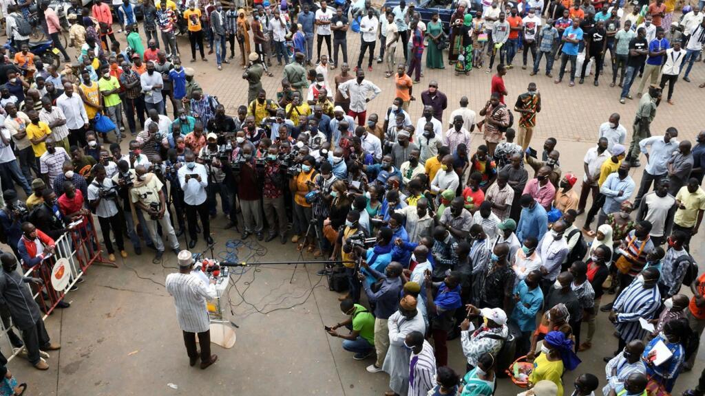 Armand Beouinde, maire de Ouagadougou, s'entretient avec la presse et les commerçants avant la réouverture du marché central de Rood-Wooko, à Ouagadougou, le 20 avril 2020 (image d'illustration).