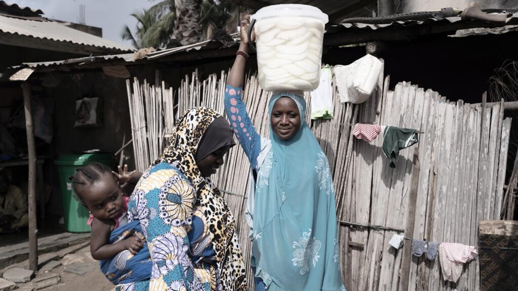 Une femme peule avec les fromages qu'elle a fabriqués et qu'elle va vendre, à Lomé.